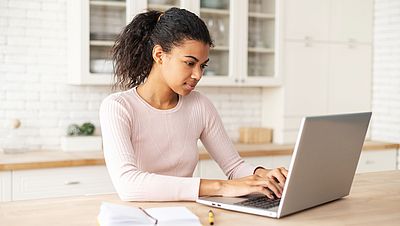 Mujer internacional utiliza un ordenador para buscar información en Internet