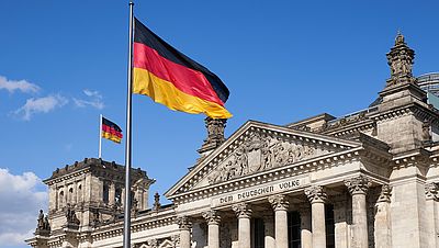 Bandera alemana al frente del Parlamento Federal en Berlín